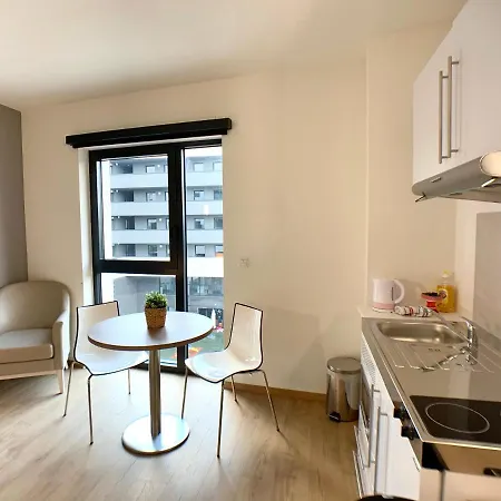Modern Studio + Gym & Shopping Mall 5 Min Walk Apartment *